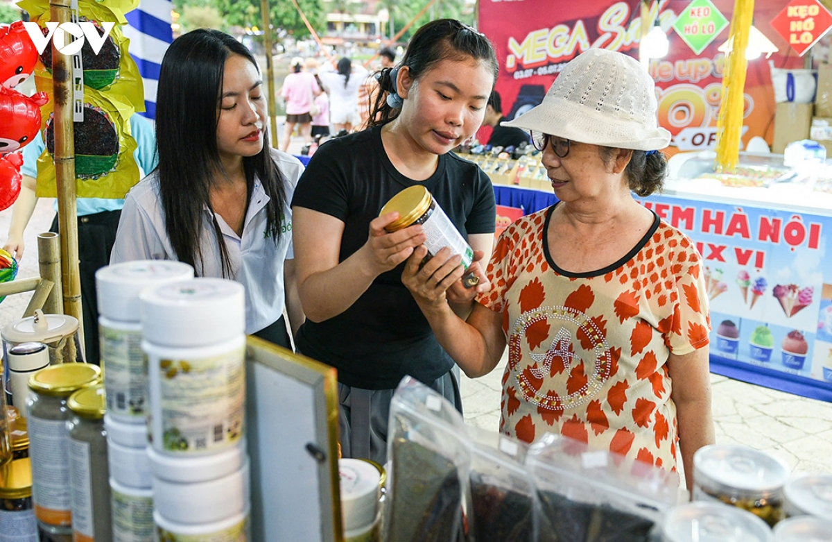 nguoi_dan_tham_quan_va_mua_san_pham_tai_phien_cho.jpg
