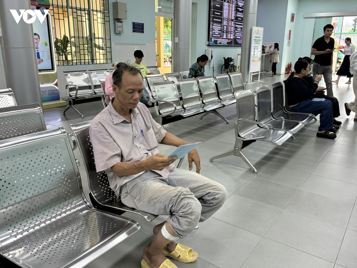ong-le-huu-duy-di-tiem-sau-khi-bi-cho-can.jpg