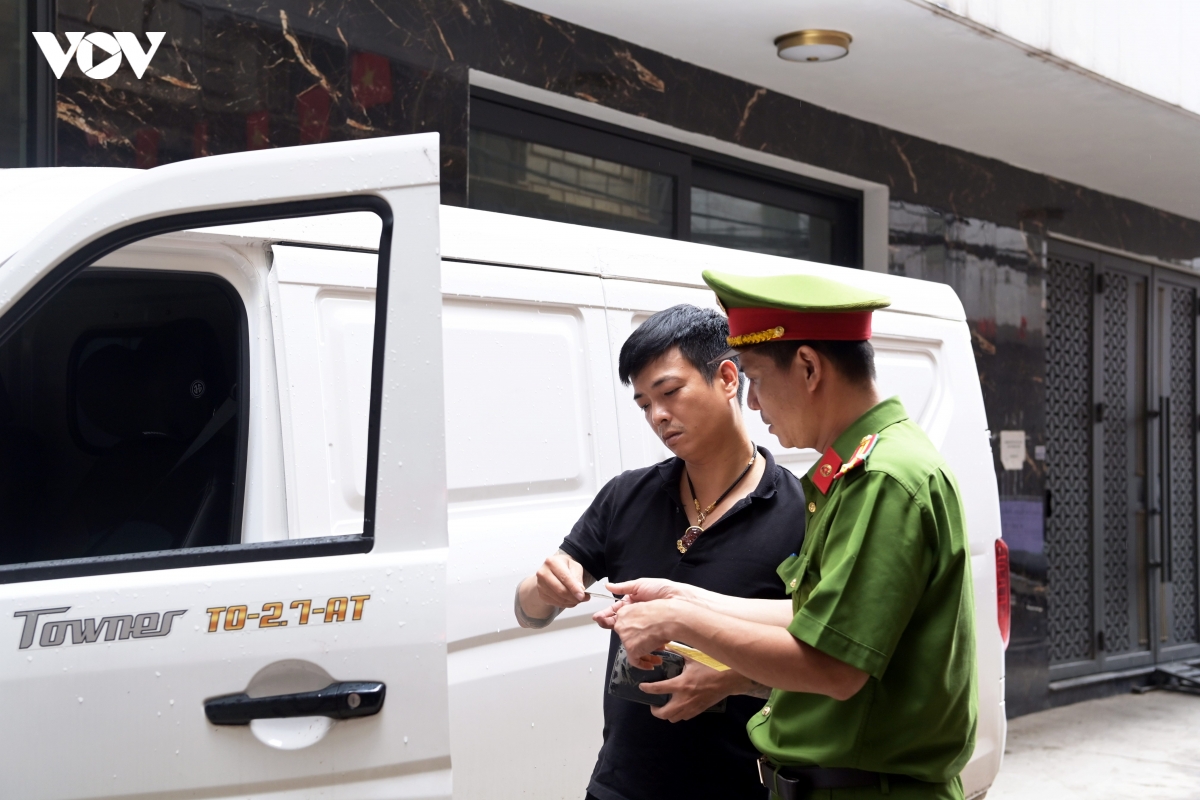 oto-ne-duong-lon-chiem-ngo-nho-2.jpg