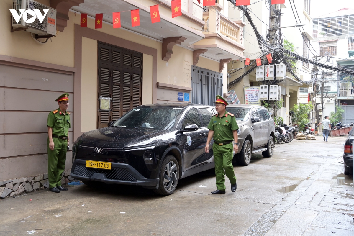 oto-ne-duong-lon-chiem-ngo-nho-3.jpg