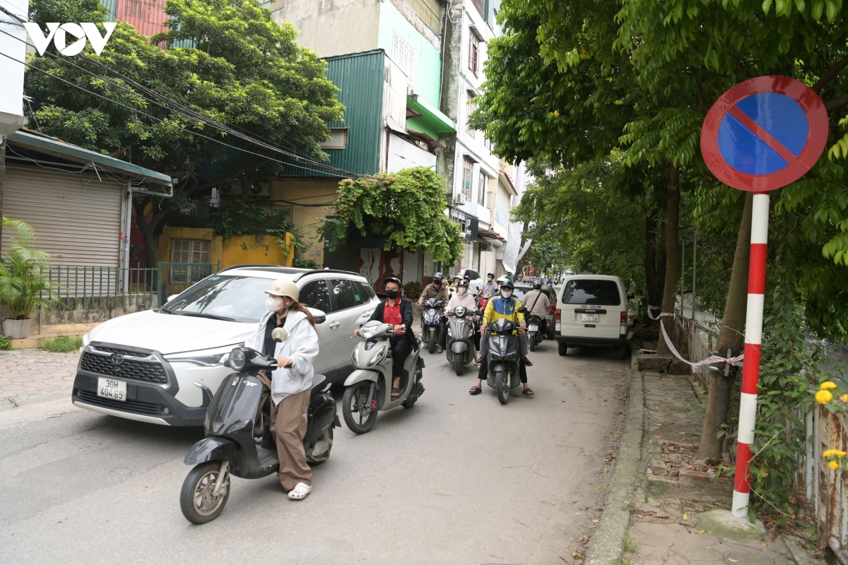 oto-ne-duong-lon-chiem-ngo-nho-8.jpg