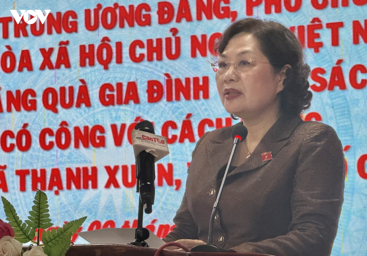 pho-chu-tich-quoc-hoi-nguyen-thi-hong-phat-bieu-tai-buoi-tham-va-tang-qua.jpg