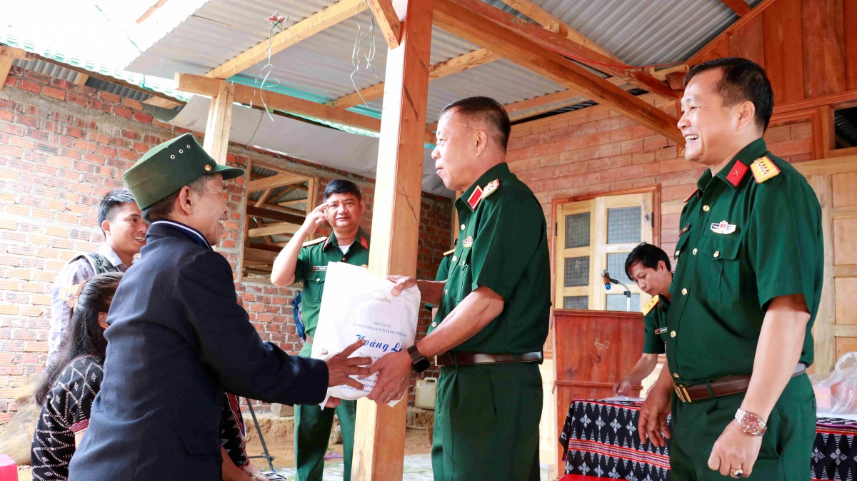 quan-khu-5-trao-nha-tinh-nghia-tang-gia-dinh-chinh-sach-tai-xa-bien-gioi-hung-son-1.jpg