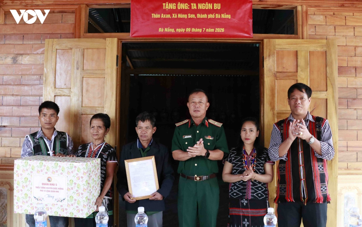 quan-khu-5-trao-nha-tinh-nghia-tang-gia-dinh-chinh-sach-tai-xa-bien-gioi-hung-son.jpg