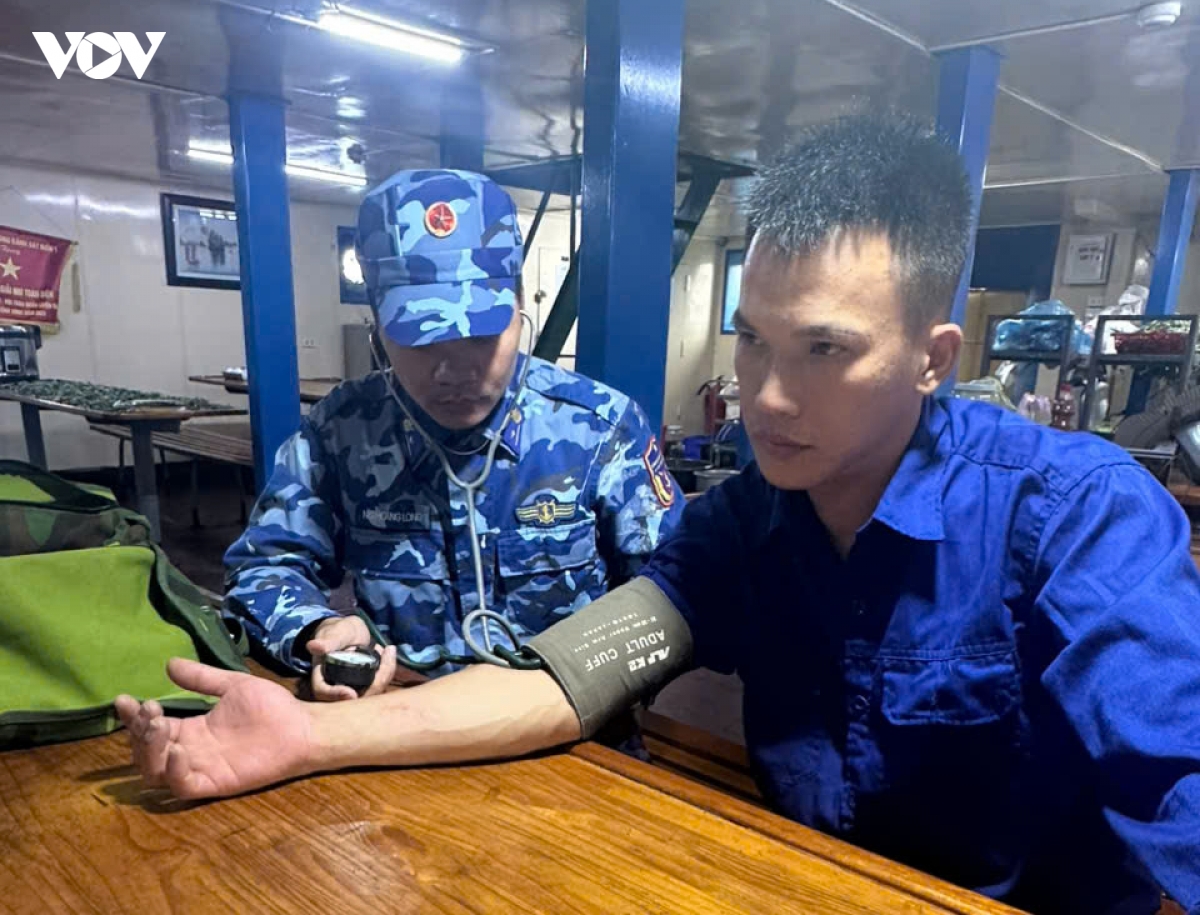 quan_y_tau_csb_6002_kiem_tra_suc_khoe_nan_nhan_le_the_dung.jpg