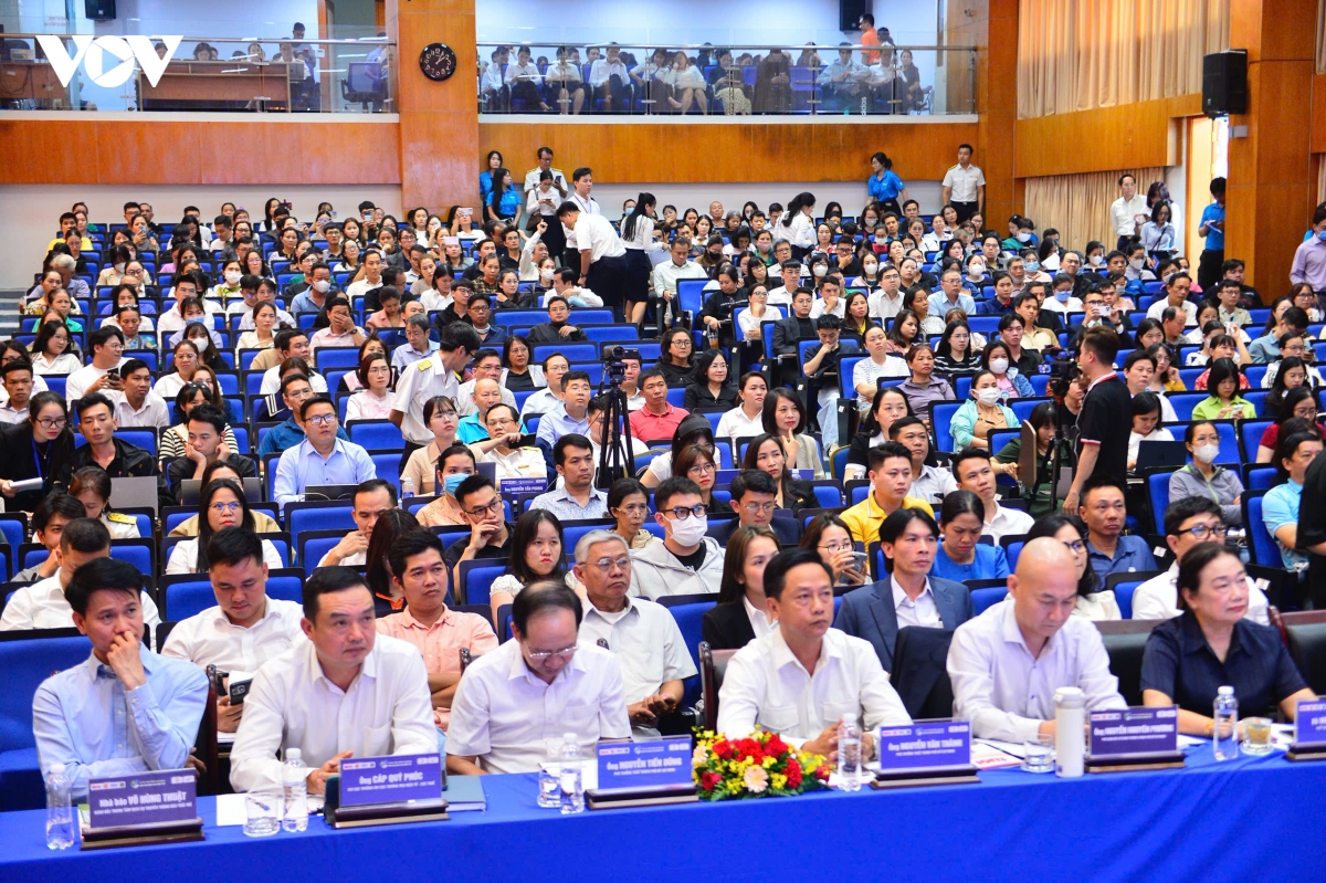 rat_dong_ho_kinh_doanh_den_tham_du_hoi_thao_20260115191040.jpg
