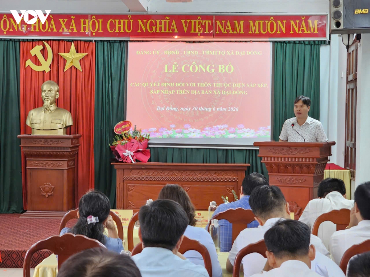 Ông Nguyễn Huy Toàn, Chủ tịch UBND xã Đại Đồng, phát biểu tại lễ công bố các quyết định đối với thôn thuộc diện sắp xếp, sáp nhập trên địa bàn xã.