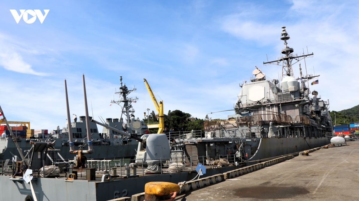 tau-ho-tong-gom-tau-tuan-duong-uss-robert-smalls-cg-62.jpg