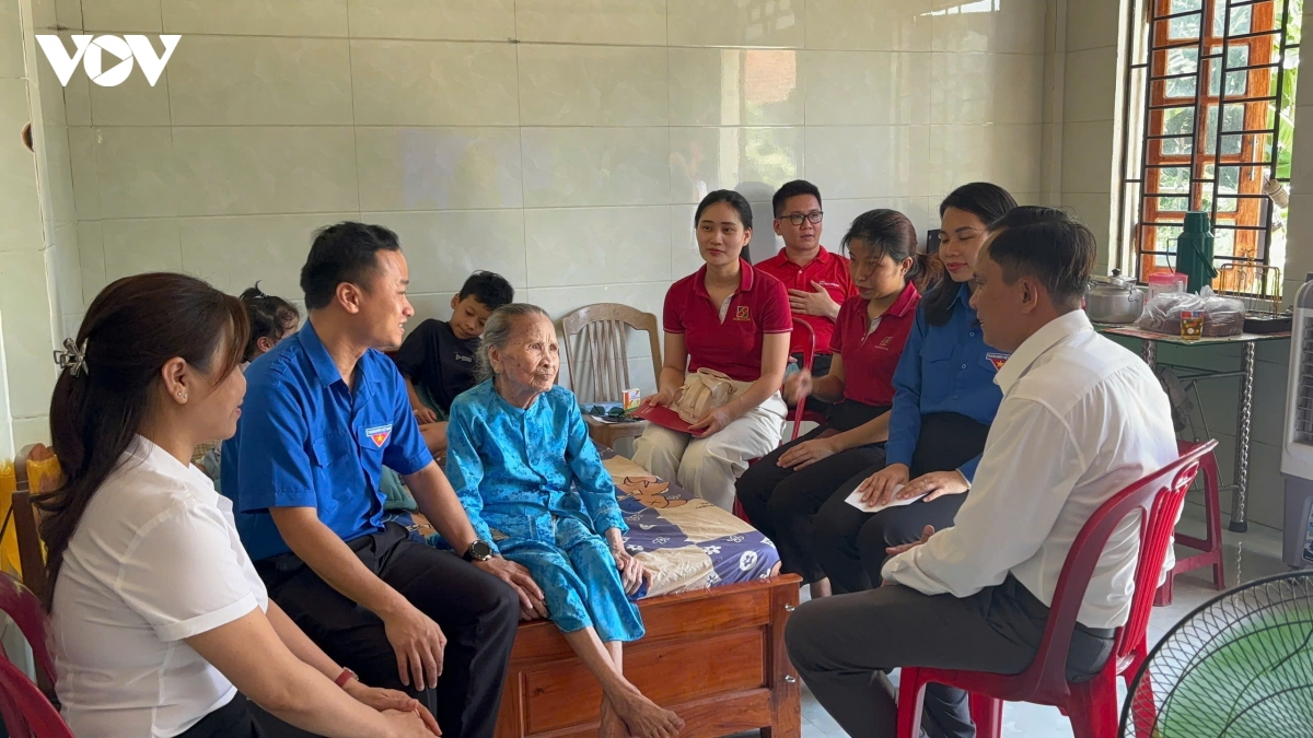 tham-hoi-dong-vien-me-viet-nam-anh-hung-me-le-thi-so-xa-dien-sanh-tinh-quang-tri.jpg