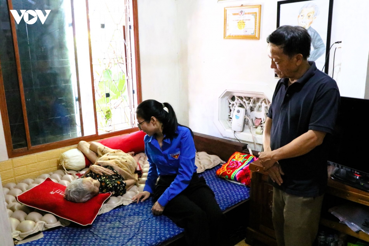tham-hoi-dong-vien-me-viet-nam-anh-hung-nguyen-thi-phuoc-o-phuong-quang-tri.jpg