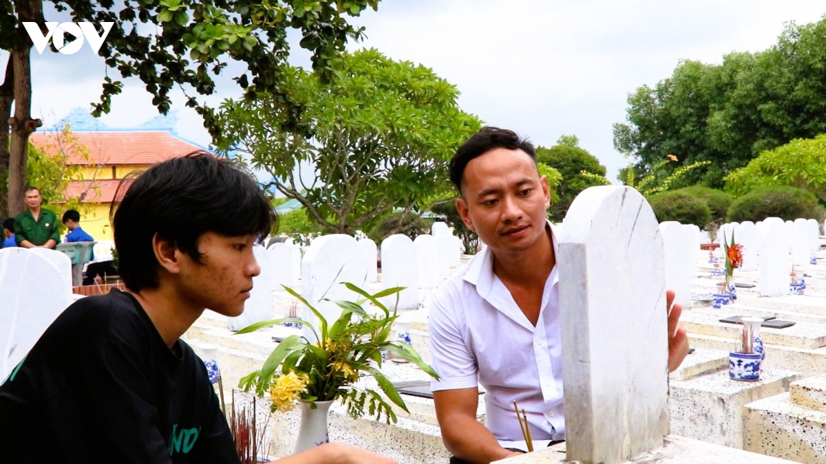 thanh-nien-xa-hai-lang-vieng-huong-cac-anh-hung-liet-si.jpg
