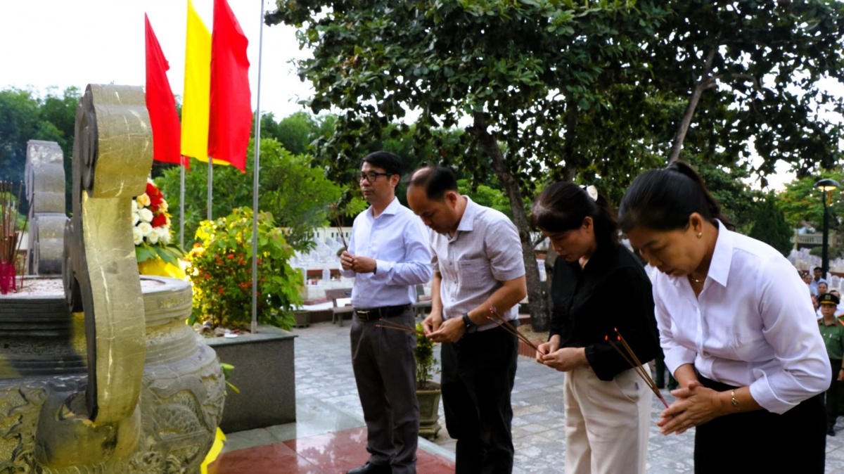 thap-huong-tuong-nho-cac-anh-hung-liet-si.jpg