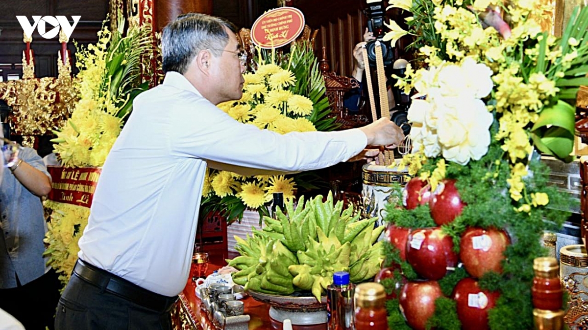 thu-tuong-dang-huong-tai-nha-tuong-niem-chu-tich-ho-chi-minh-thuoc-di-tich-lich-su-doi-e2-thanh-pho-dien-bien-phu.jpeg
