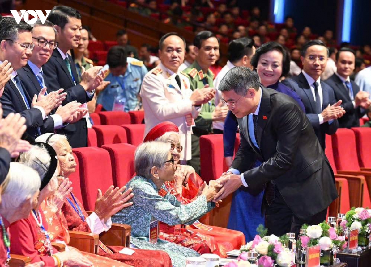 thu-tuong-du-hoi-nghi-tri-an-nguoi-co-cong-voi-cach-mang-2-2.jpg