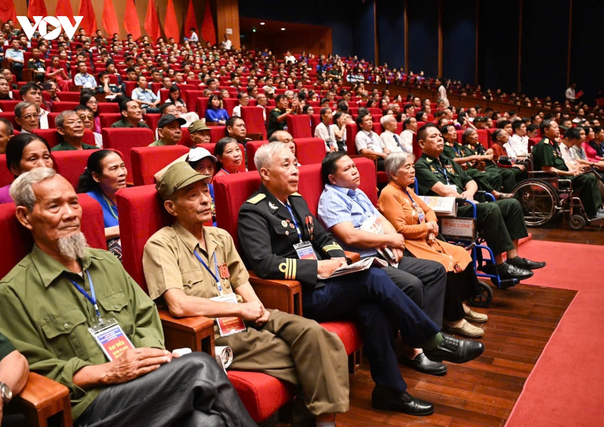 thu-tuong-du-hoi-nghi-tri-an-nguoi-co-cong-voi-cach-mang-4.jpg