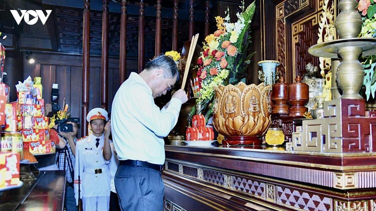 thu-tuong-le-minh-hung-dang-huong-cac-anh-hung-liet-si-tai-den-tho-liet-si-chien-truong-dien-bien-phu.jpeg