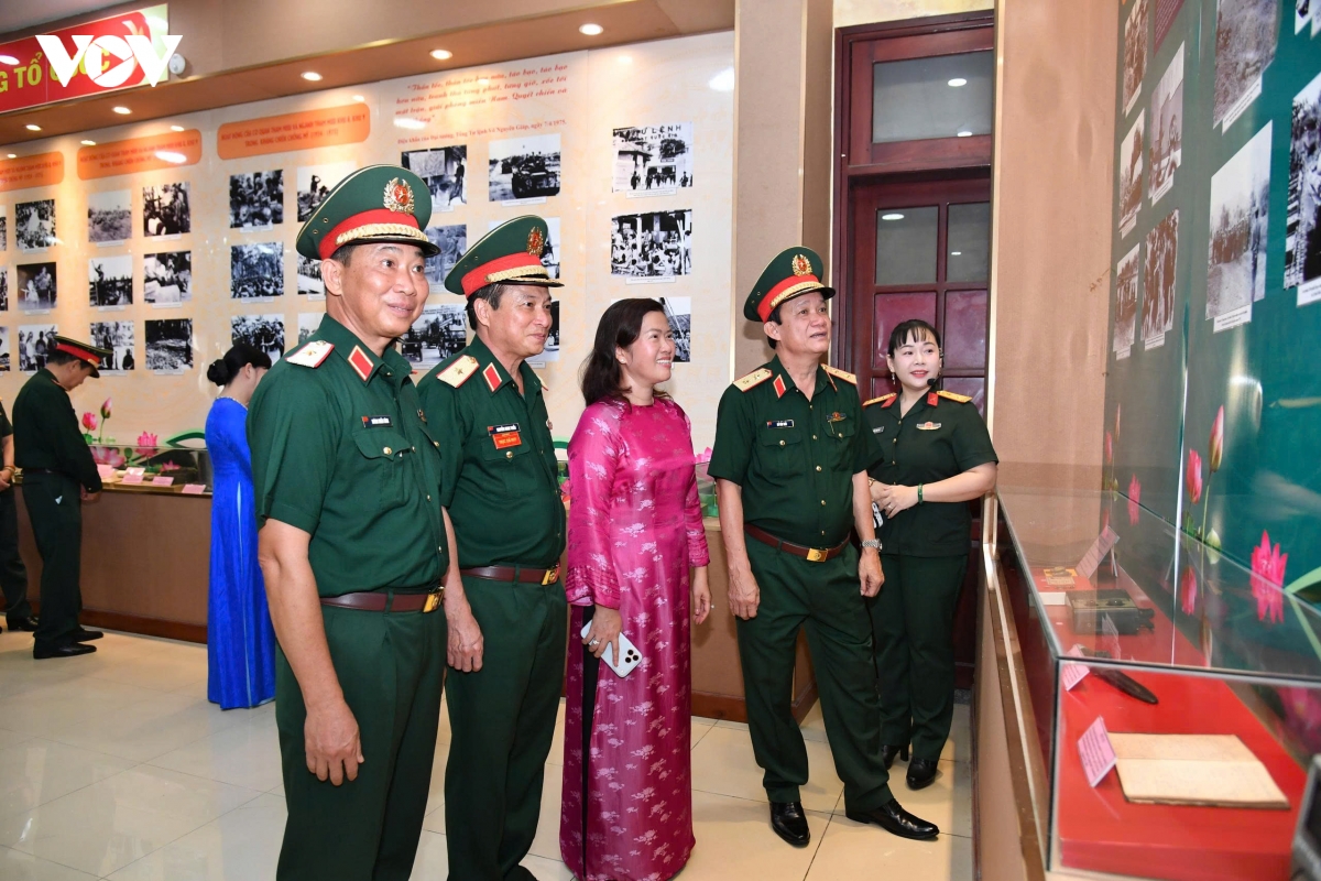 thu_truong_bo_tu_lenh_quan_khu_lanh_dao_thanh_pho_can_tho_tham_quan_trien_lam-_anh_huu_tai.jpg