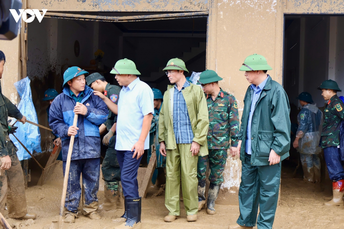 thu_truong_tham_hoi_cac_gia_dinh_thiet_hai_nang_ne_tai_tam_lu_doi_11_xa_muong_than_20260719132416.jpg