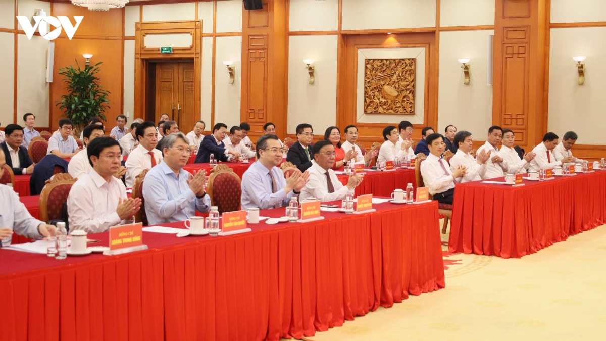 thuong-truc-ban-bi-thu-trao-quyet-dinh-ve-cong-tac-can-bo-1-1.jpg