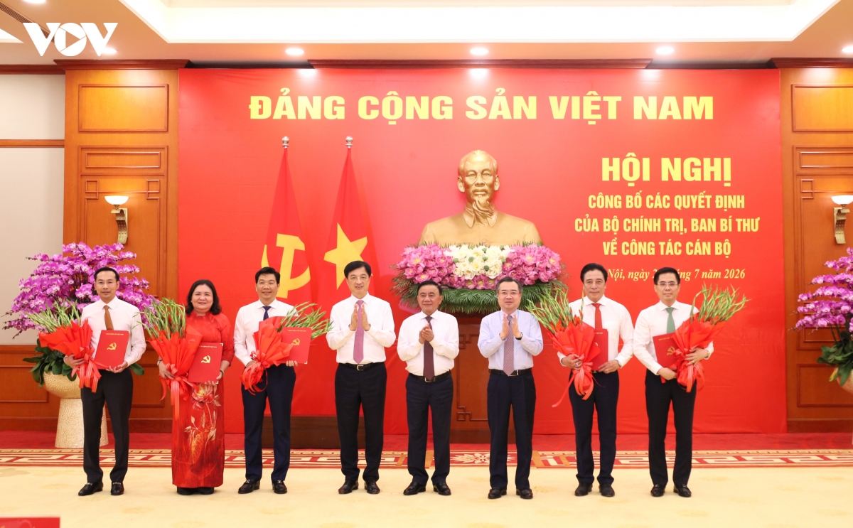 thuong-truc-ban-bi-thu-trao-quyet-dinh-ve-cong-tac-can-bo-4.jpg