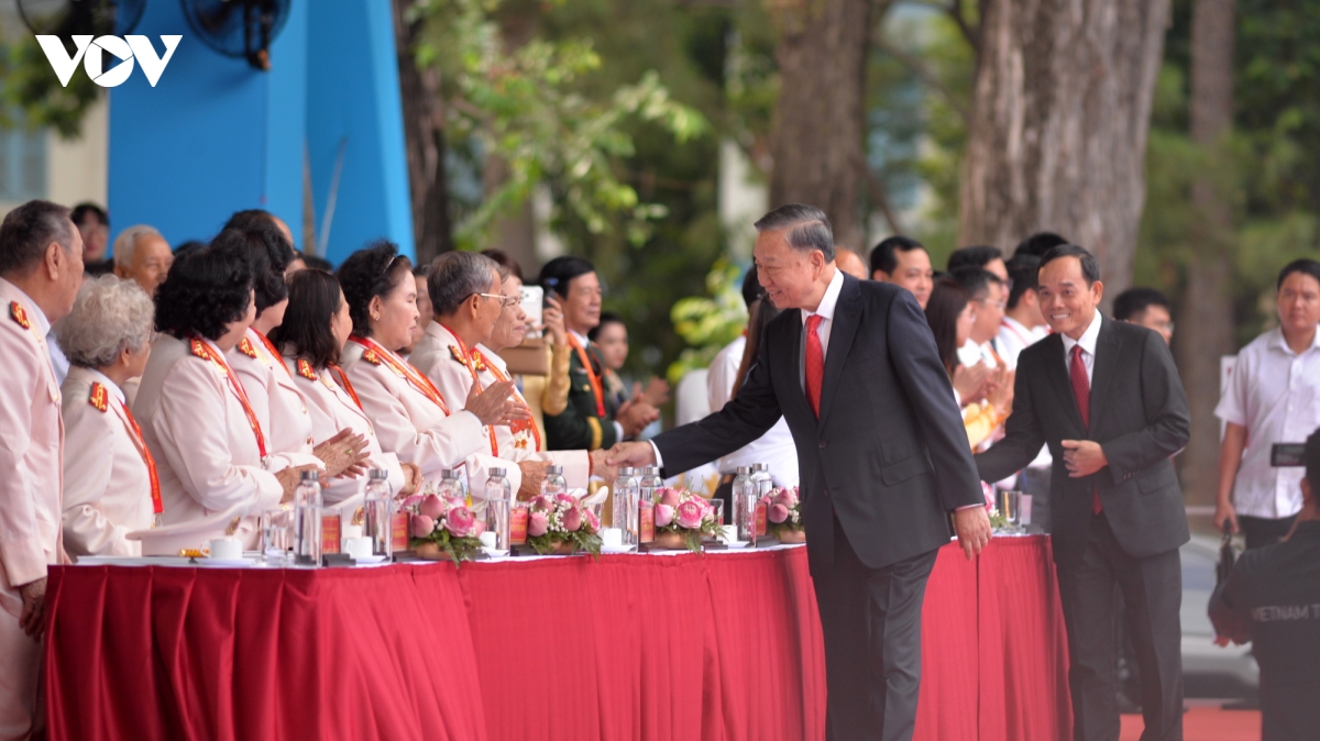 tong_bi_thu_chu_tich_nuoc_to_lam_chao_cac_dai_bieu_2.jpg