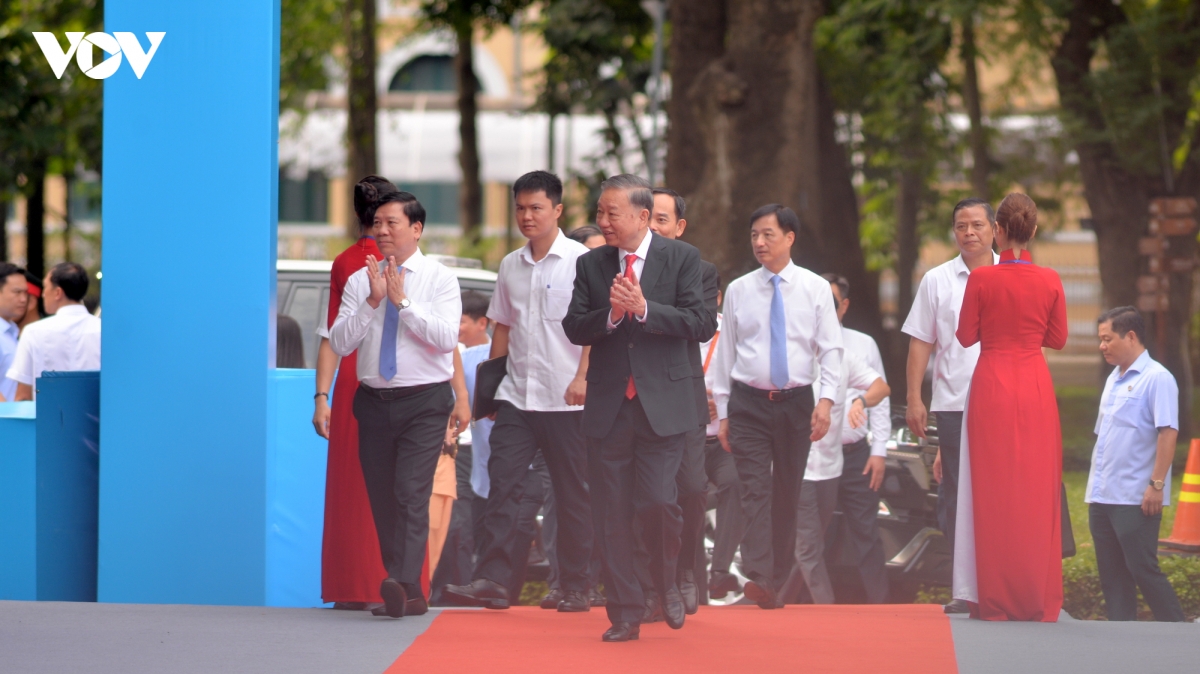 tong_bi_thu_chu_tich_nuoc_to_lam_den_tham_du.jpg