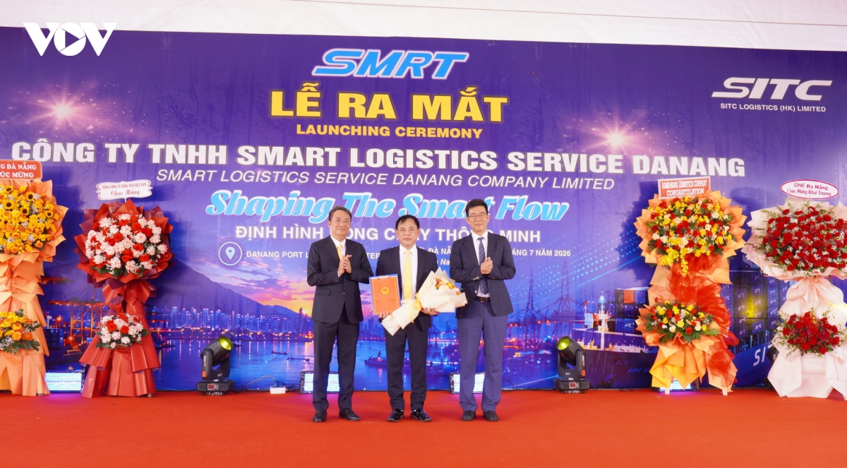 trao-giay-ra-mat-cang-da-nang-6.jpg