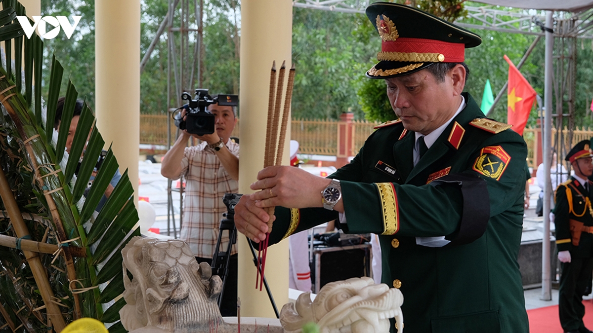 trung-tuong-le-ngoc-hai-tu-lenh-quan-khu-5-dang-huong.jpg
