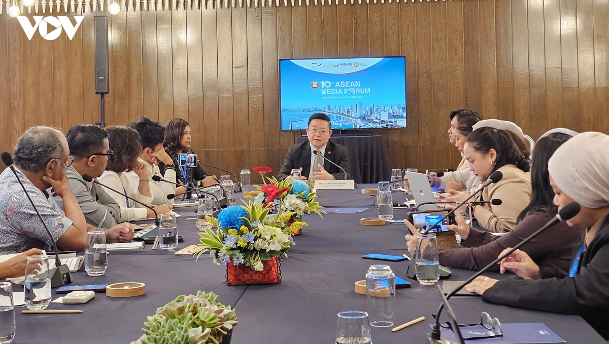 Tổng Thư ký ASEAN Kao Kim Hourn trao đổi với báo chí bên lề Diễn đàn Truyền thông ASEAN (AMF) lần thứ 10 diễn ra ngày 29/7 tại Manila (Philippines). 