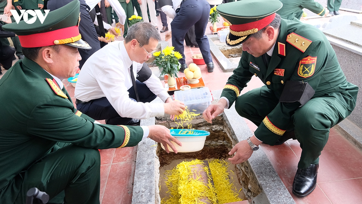 tu-lenh-quan-khu-5-chu-tich-ubnd-thanh-pho-rai-cat-rai-hoa-xuong-phan-mo-cac-liet-si.jpg