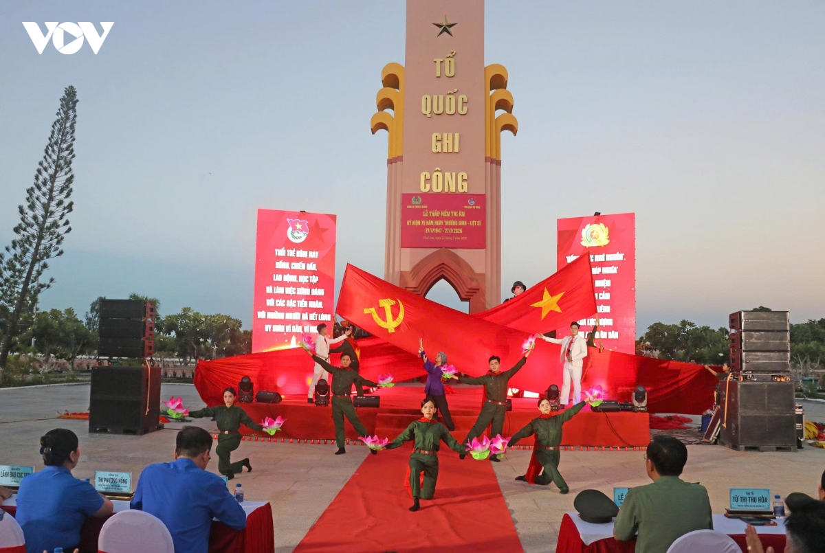 tuoi-tre-an-giang-thap-nen-tri-an-cac-anh-hung-liet-si.jpg