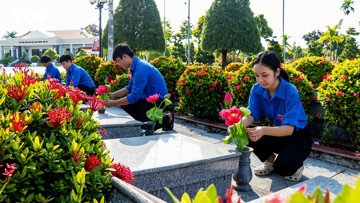 tuoi_tre_vinh_long_thuc_hien_cong_trinh_nghin_doa_hoa_tri_an_tai_nghia_trang_liet_si_20260725192106.jpg