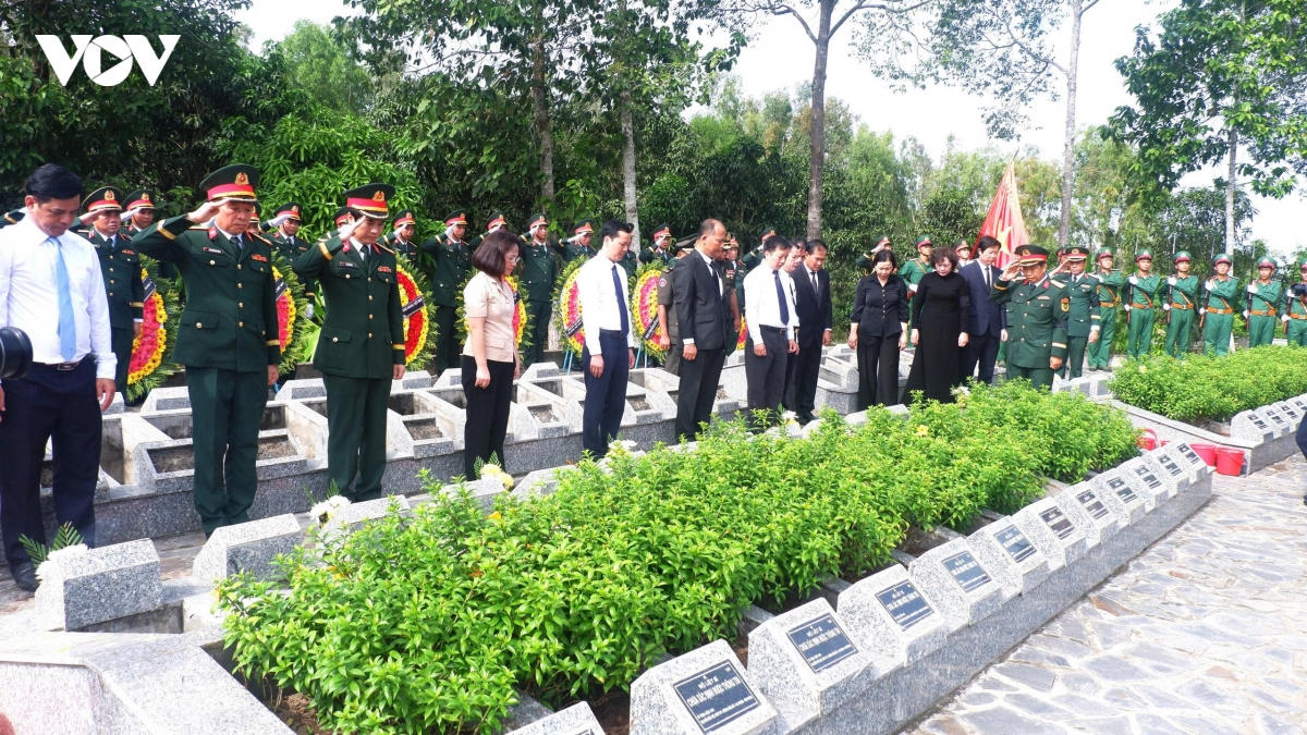 Các đại biểu dành phút mặc niệm các Anh hùng liệt sĩ