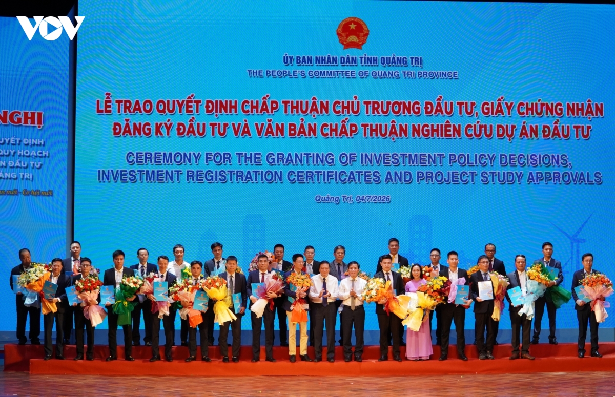 ubnd_tinh_quang_tri_da_trao_quyet_dinh_chu_truong_dau_tu_giay_chung_nhan_dang_ky_dau_tu_cho_29_du_an_.jpg