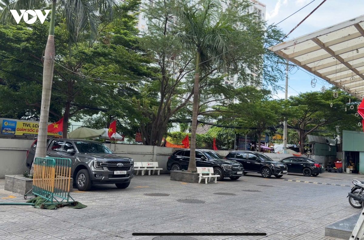 Nhiều xe sang xuất hiện ở dự án 
