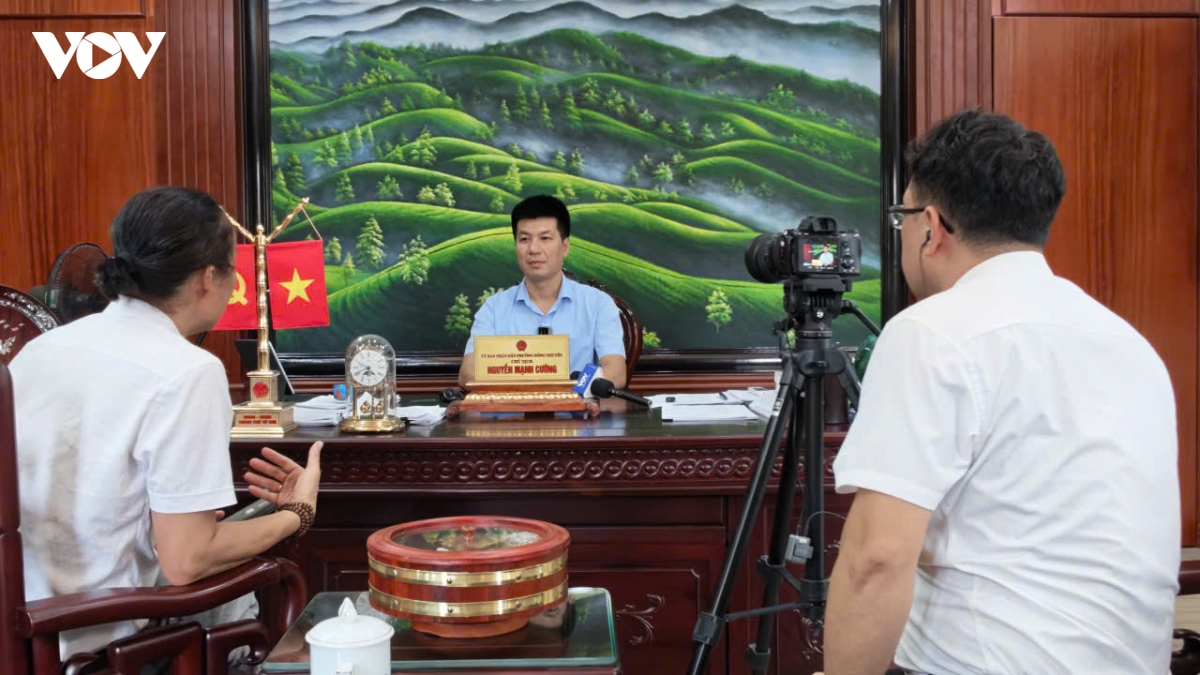 Ông Nguyễn Mạnh Cường, Chủ tịch UBND phường Đồng Nguyên, trao đổi về thực trạng và hướng phát triển nghề gỗ trên địa bàn.