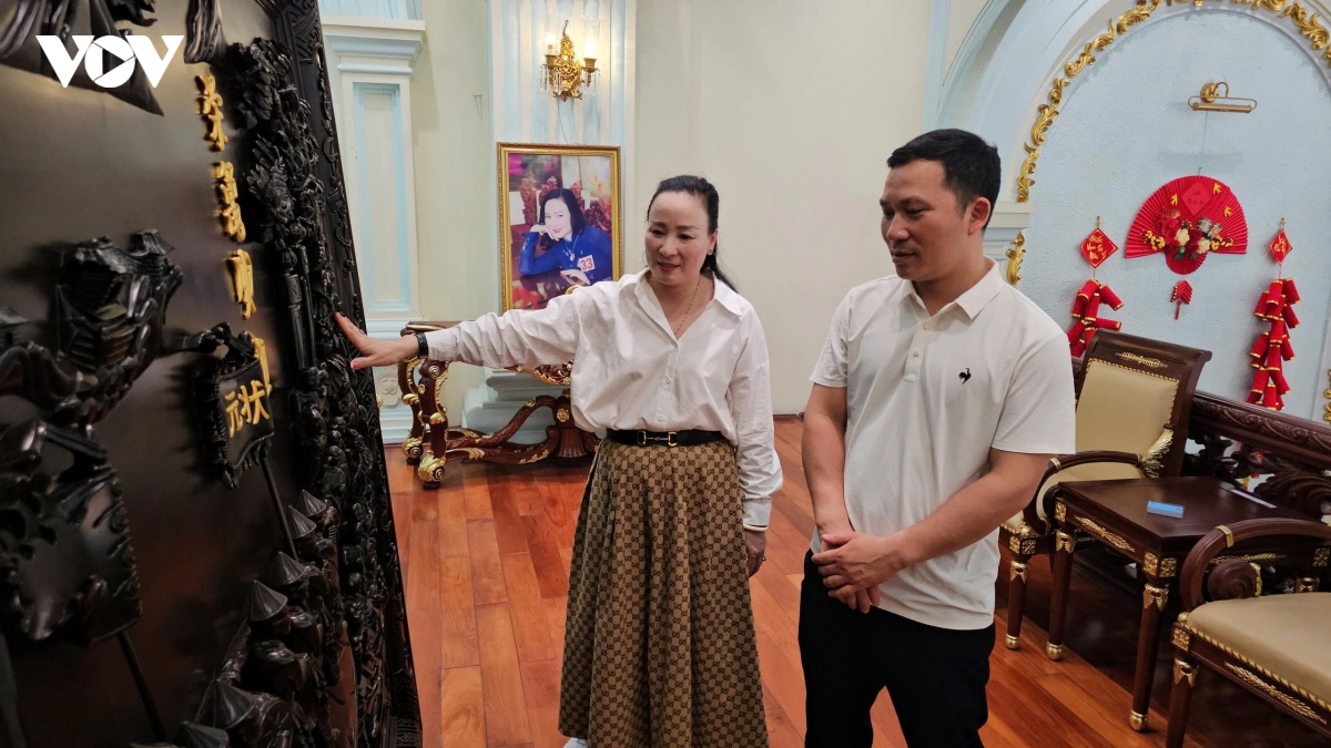Bà Nguyễn Thị Quỳnh Mai giới thiệu các chi tiết chạm khắc trên sản phẩm gỗ mỹ nghệ cao cấp của Công ty Đức Thắng.