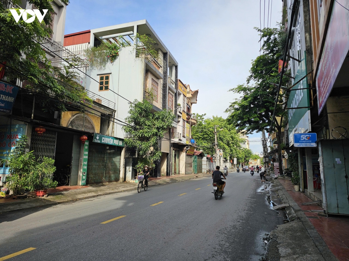 Những dãy cửa hàng đồ gỗ từng tấp nập người mua bán nay trầm lắng hơn, phản ánh khó khăn của làng nghề khi sức mua giảm.