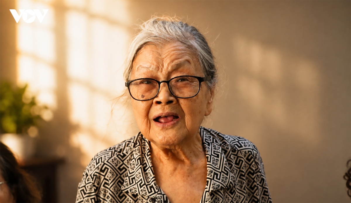 1-ba-ngo-thi-hue-giua-doi-thuong.jpg
