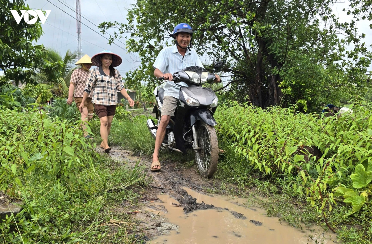 1-mua-mua-den-nguoi-dan-o-tuyen-duong-bo-dong-kenh-de-trong-di-lai-gap-nhieu-kho-khan.jpg