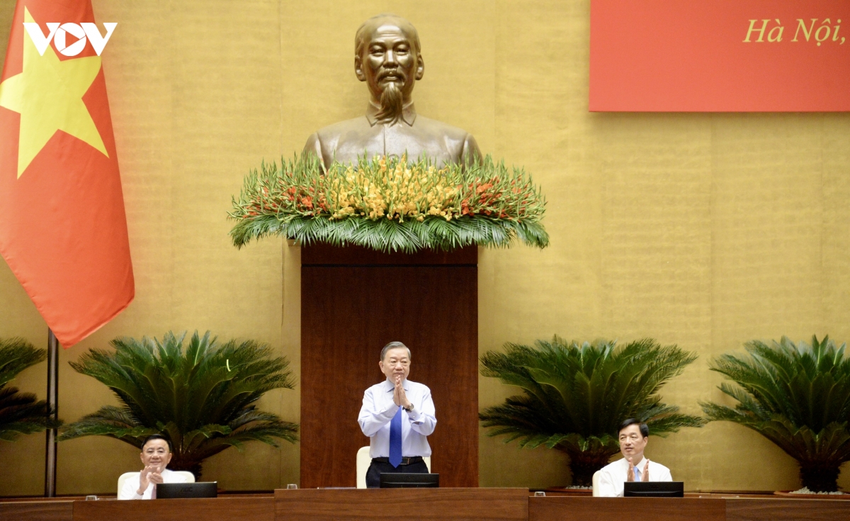 1-tbt-to-lam-can-bo-ban-bi-thu-quan-ly-4.jpg