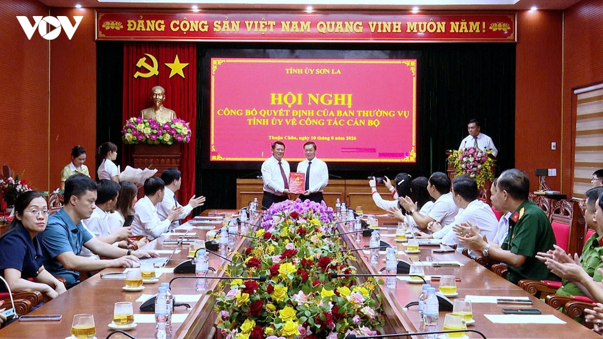 10-8-cong-bo-a-van.jpg