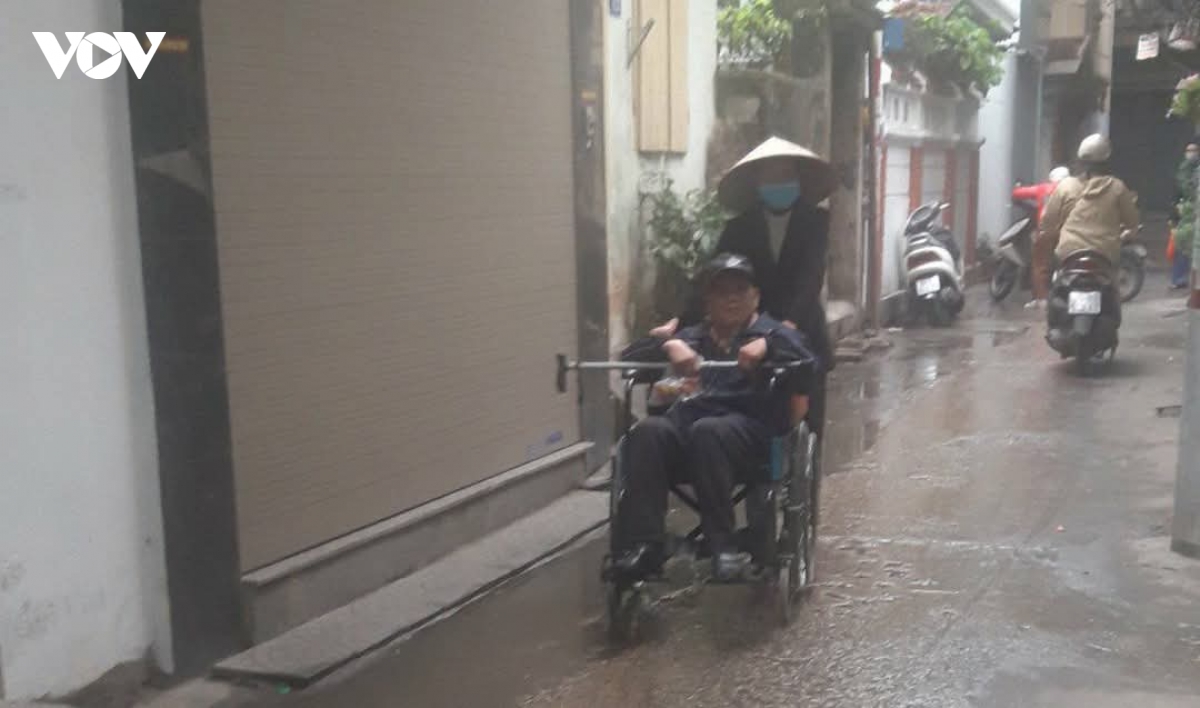 Ra đầu ngõ mua mớ rau cọng hành cũng nhảy lên xe máy