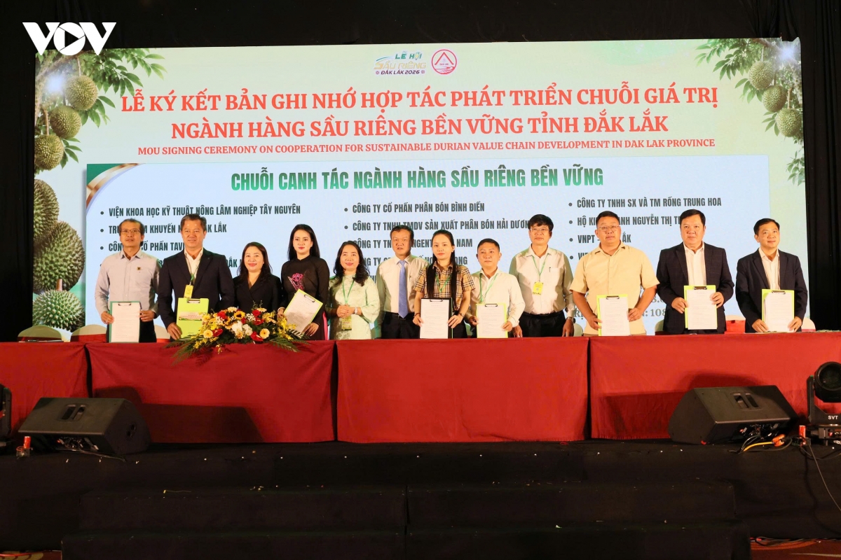 Các đơn vị kết kết biên bản ghi nhớ hợp tác xây dựng chuỗi canh tác ngành hàng sầu riêng bền vững.
 