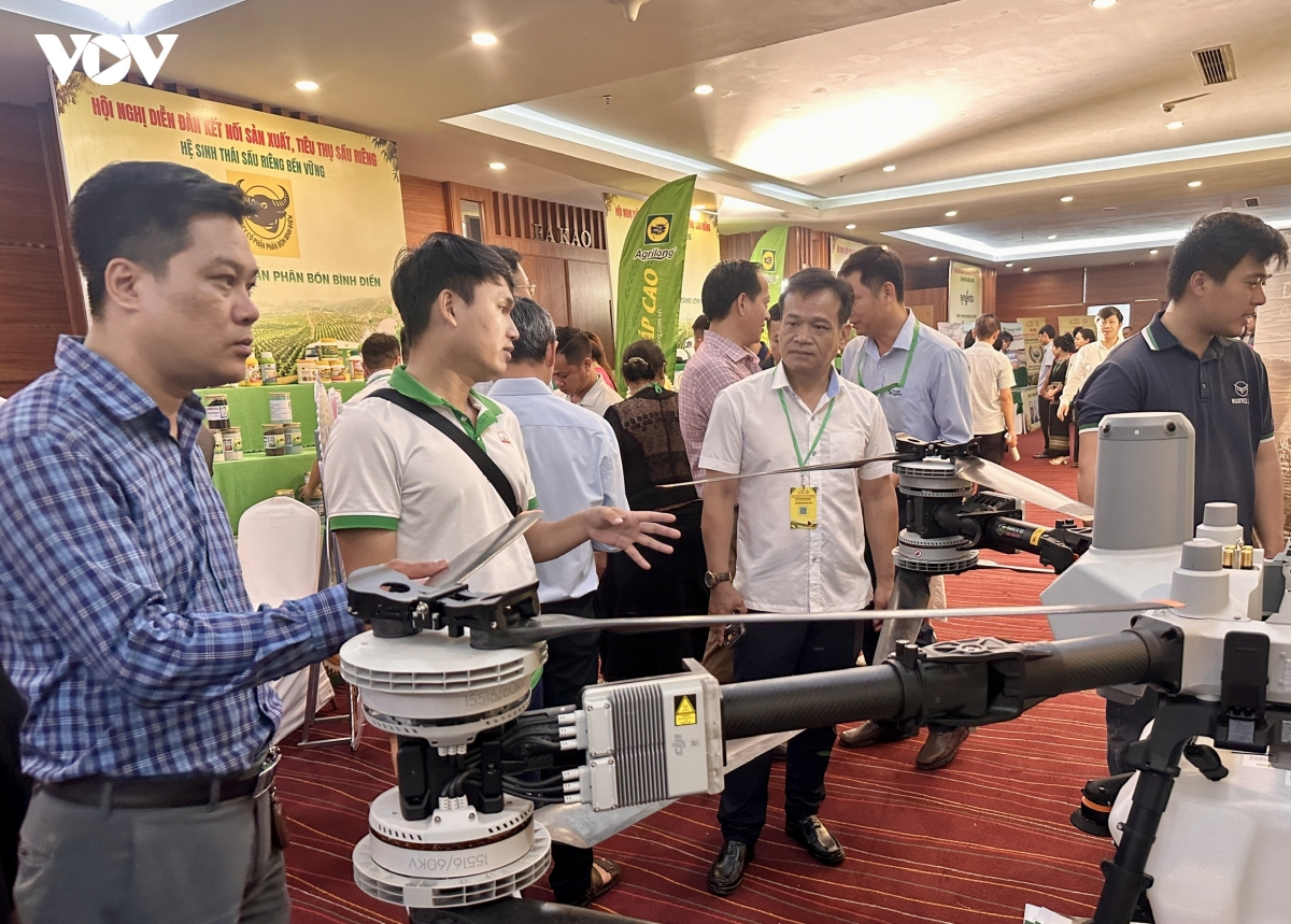 Các đại biểu tìm hiểu thiét bị,công nghệ phục vụ sản xuất nông nghiệp. 