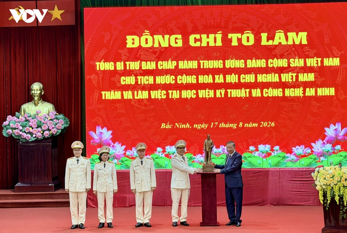 17-08_tong-bi-thu-chu-tich-nuoc-to-lam-tang-buc-tuong-bac-ho-cho-hoc-vien.jpg