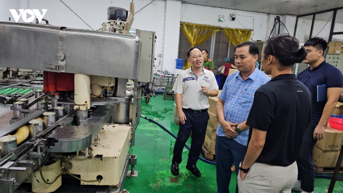 Trong quá trình tìm hiểu thực tế, phóng viên cùng ông Ngô Văn Tuấn, Phó Trưởng phòng Kinh tế xã Tân Dĩnh và cán bộ địa phương trực tiếp kiểm tra hoạt động tại cơ sở chế biến nông sản này.