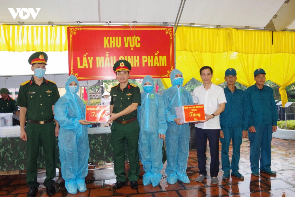 19-8-hai-phong-lay-mau-sinh-pham-liet-si.jpg