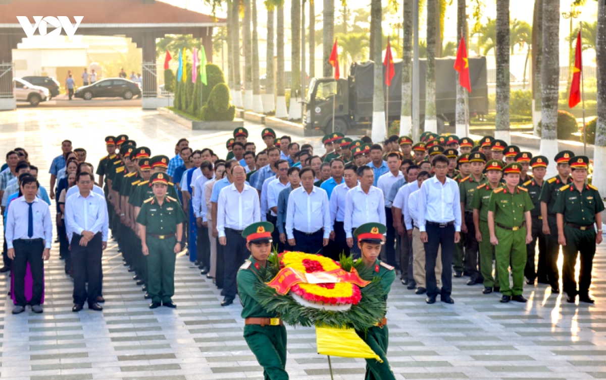 2-truoc-do-lanh-dao-tinh-ca-mau-da-den-du-va-chung-kien-luc-luong-lam-nhiem-vu-khai-quat-mo-liet-si.png
