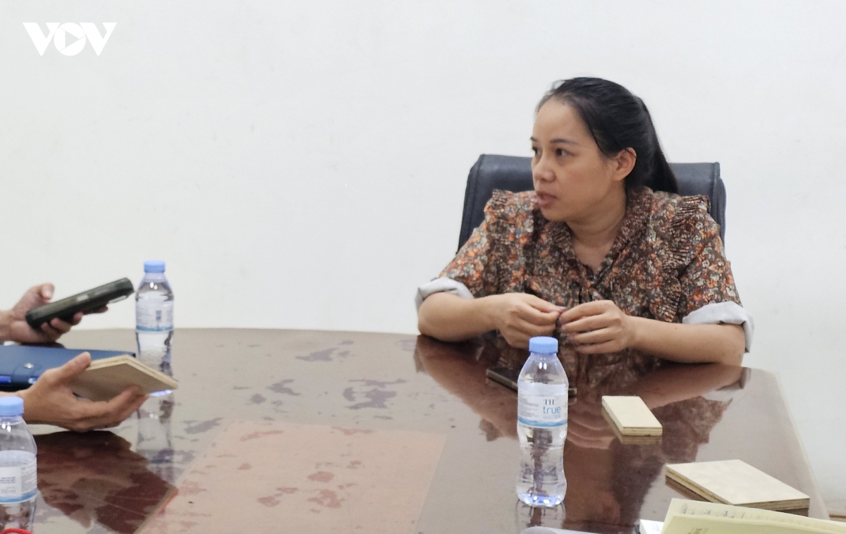 Phóng viên làm việc với bà Đỗ Thị Hoàn đại diện Công ty Cổ phần Vincent Wood, trao đổi về hoạt động của lò đốt và việc sử dụng nguyên liệu tại doanh nghiệp.